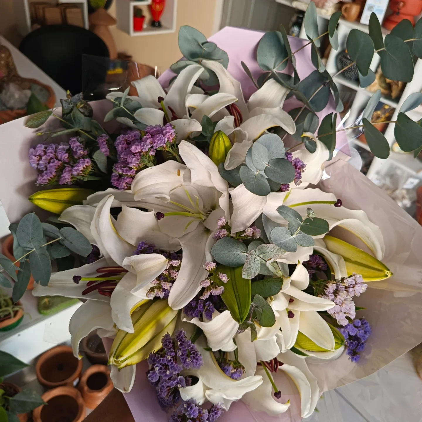 Lírios brancos e flores lilases