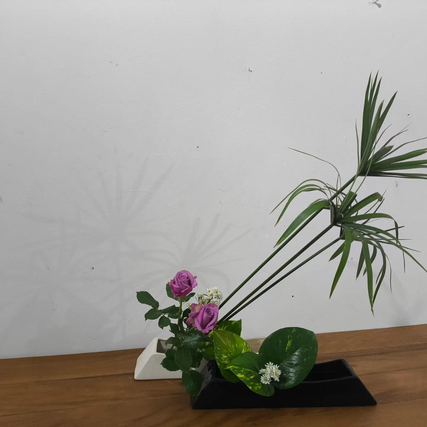 Arranjo de linhas e flores lilases