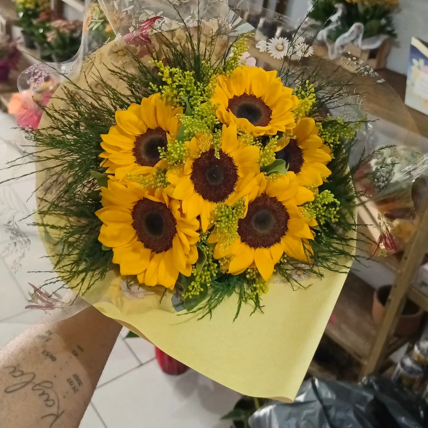 Girassóis em papel amarelo