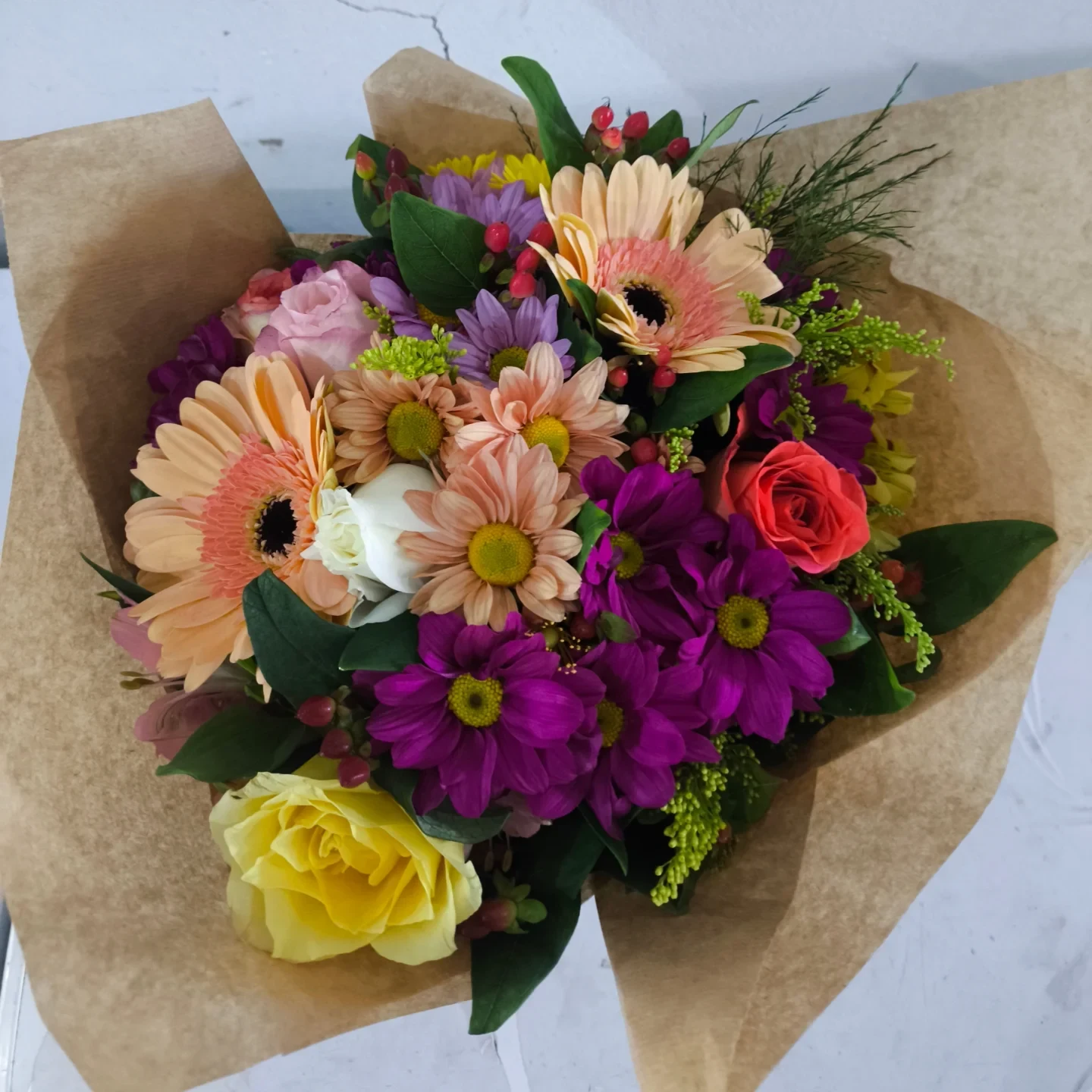 Gérberas e rosas coloridas