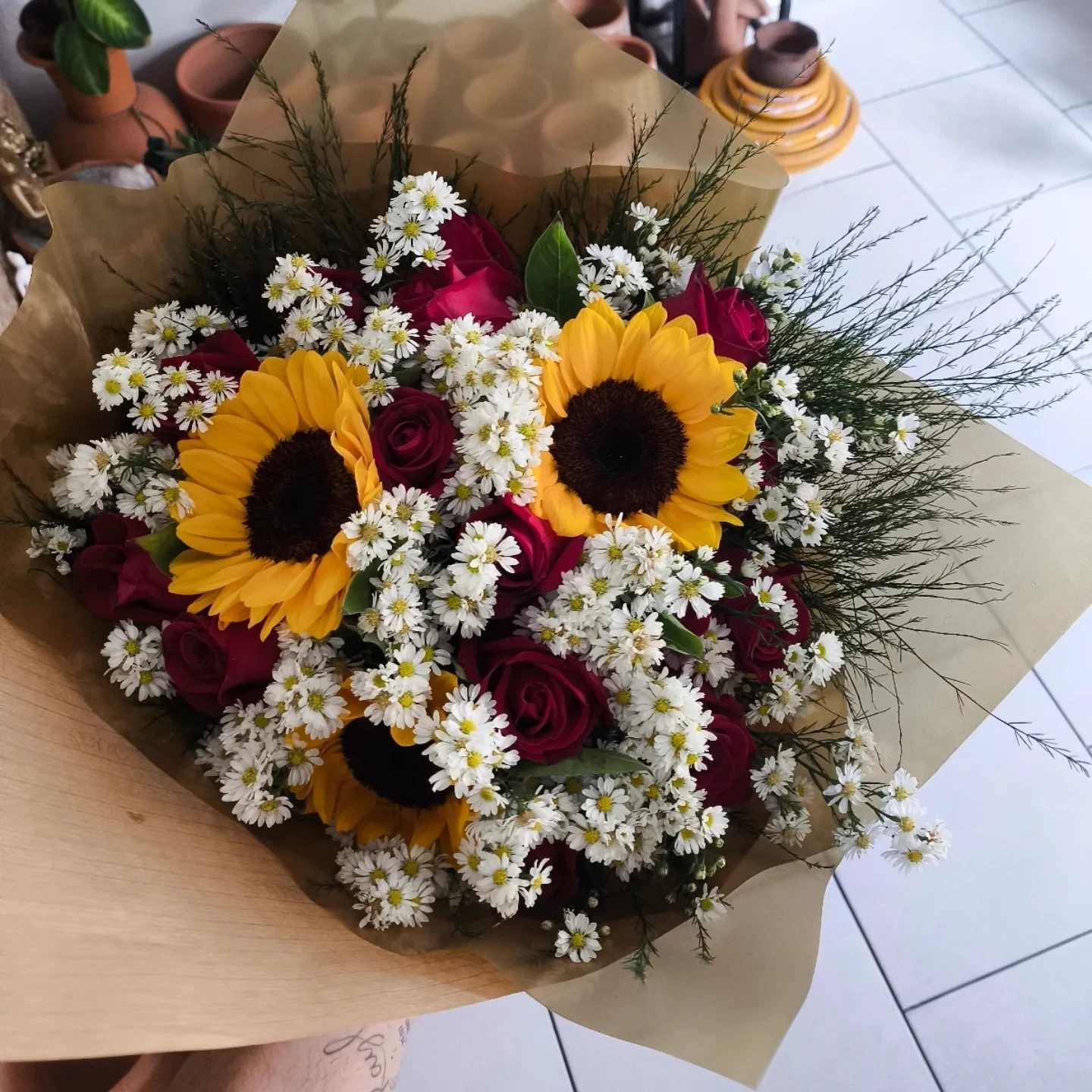 Girassóis e rosas no kraft