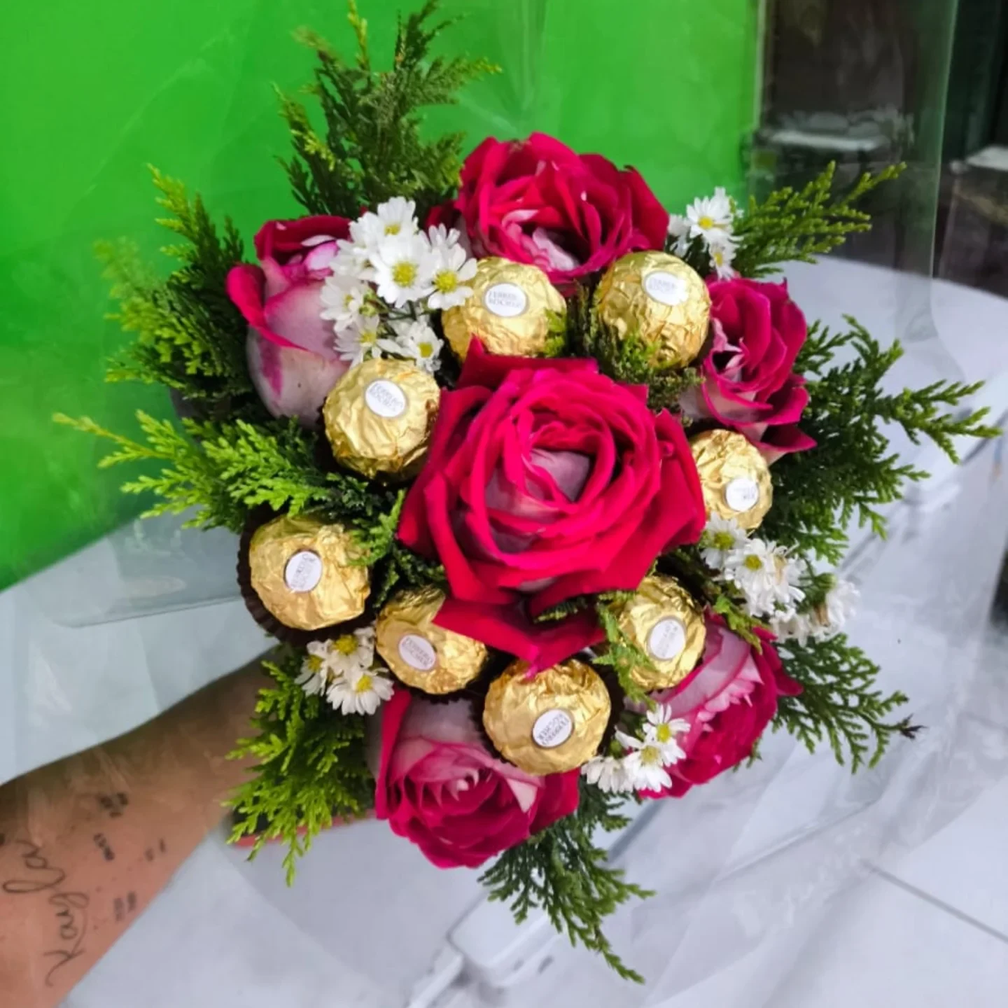 Rosas e chocolates dourados