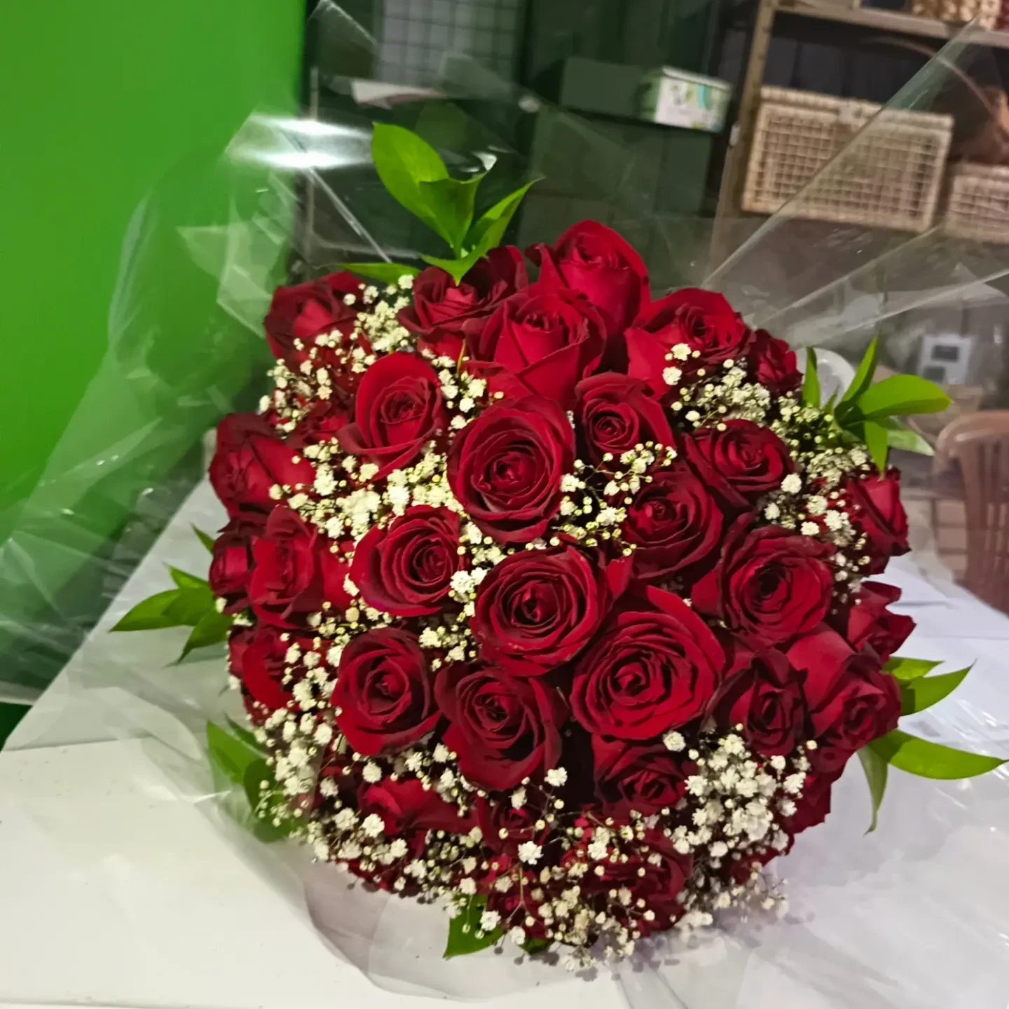 Rosas vermelhas e gypsophila
