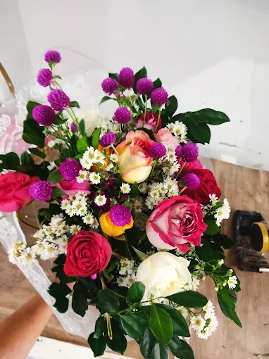 Arranjo de rosas e flores da Cio da Terra